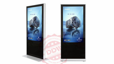 70"는 높은 광도 2000마리의 nits 소프트웨어 면허를 가진 혼자서 디지털 방식으로 signage 게시판을 서 있습니다